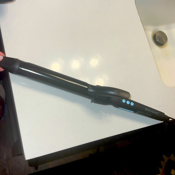 Bio Ionic 1.25 in curling iron - Picture 2 of 4